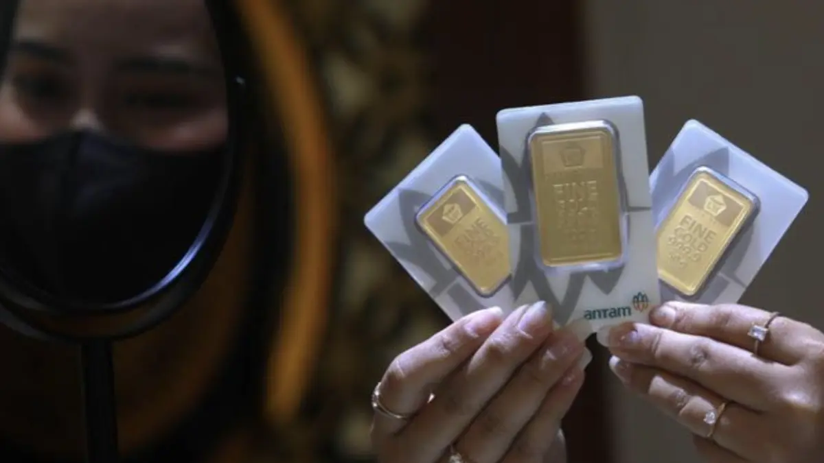 Foto: Karyawati menunjukkan emas PT Aneka Tambang Tbk. (Antam) di salah satu gallery penjualan emas di Jakarta, Kamis (4/5). (CNBC Indonesia/Muhammad Sabki)
