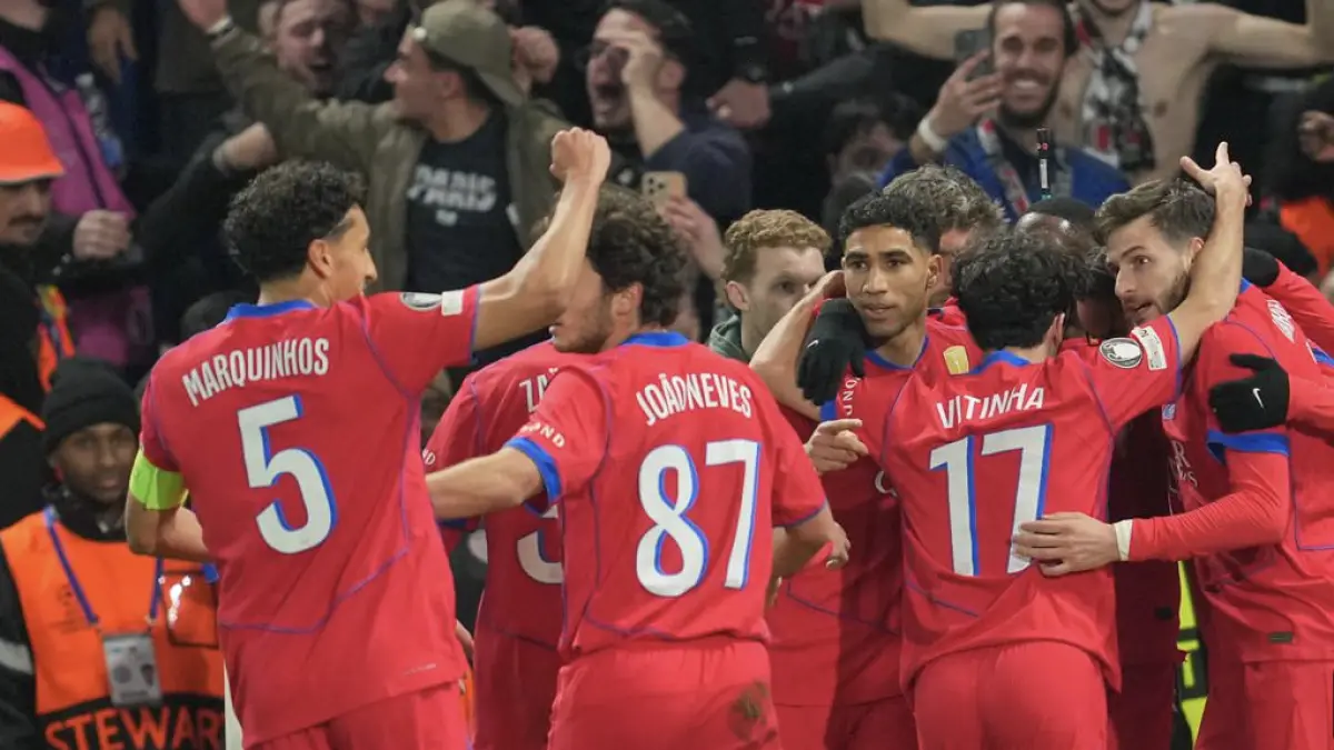 Selebrasi skuad PSG dalam laga versus Chelsea di 16 besar Liga Champions 2025/2026, Rabu (18/3/2026). (AP
Photo/Kin Cheung)