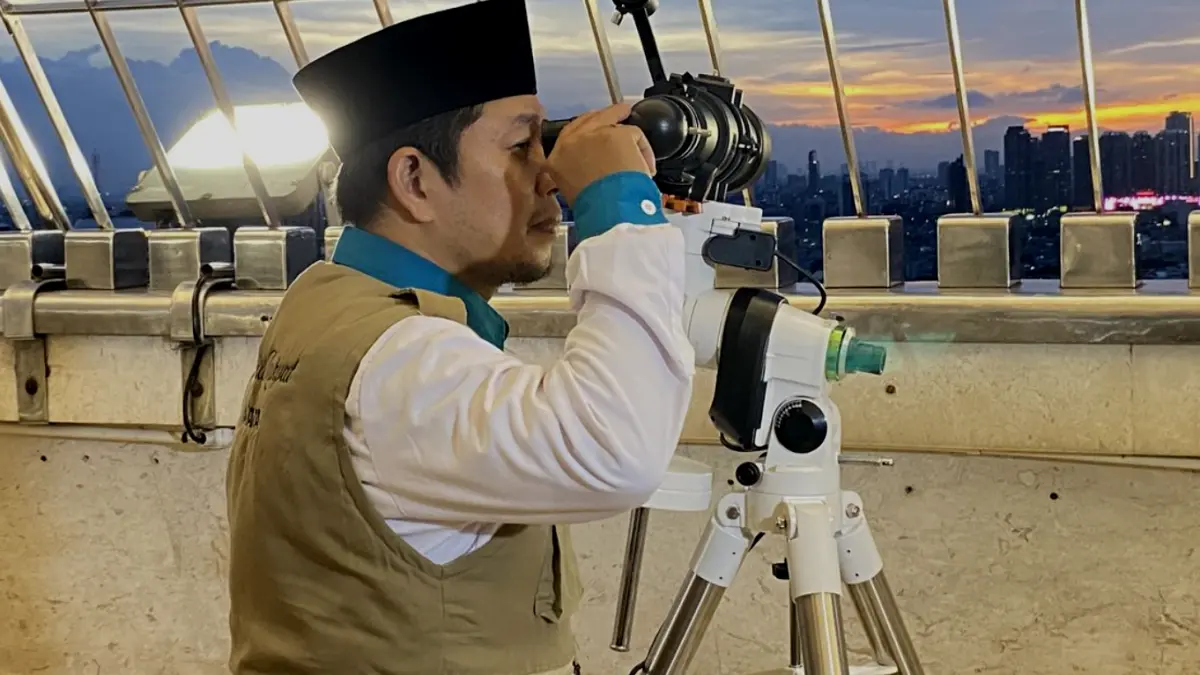 Pengecekan hilal di puncak Monas pukul 18.24 WIB, Selasa (17/2/2026) untuk sidang isbat. Sidang Isbat Penetapan Lebaran 2026 Mulai
Jam Berapa? Cek Lagi Jadwalnya (KOMPAS.com/LIDIA PRATAMA FEBRIAN )