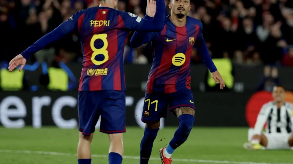 Penyerang Barcelona, Raphinha, merayakan gol ke gawang Newcastle United. Hasil Liga Champions leg kedua babak 16 besar Barcelona vs Newcastle United bergulir di Camp Nou pada Kamis (19/3/2026) dini hari WIB. (AFP/LLUIS GENE)