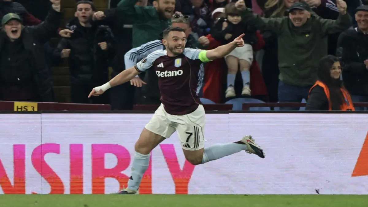 Gelandang Aston Villa John McGinn melakukan selebrasi usai mencetak gol ke gawang Lille di laga leg kedua 16
besar Liga Europa.(AFP/Darren Staples)