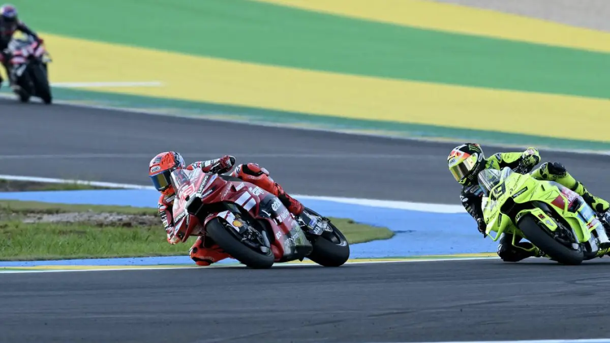 Marc Marquez berduel dengan Digia di Sprint Race MotoGP Brasil 2026 (AFP)