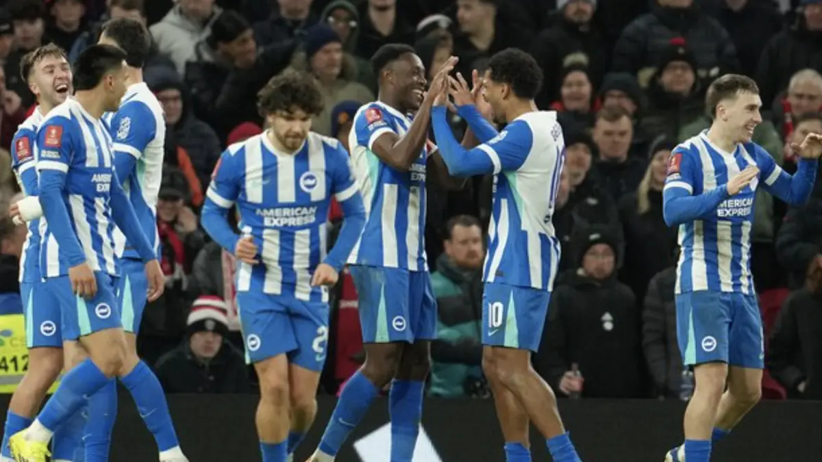 Selebrasi pemain Brighton, Danny Welbeck bersama rekan setimnya usai mencetak gol ke gawang Man United di Piala
FA, 11 Januari 2026. (c) AP Photo/Jon Super