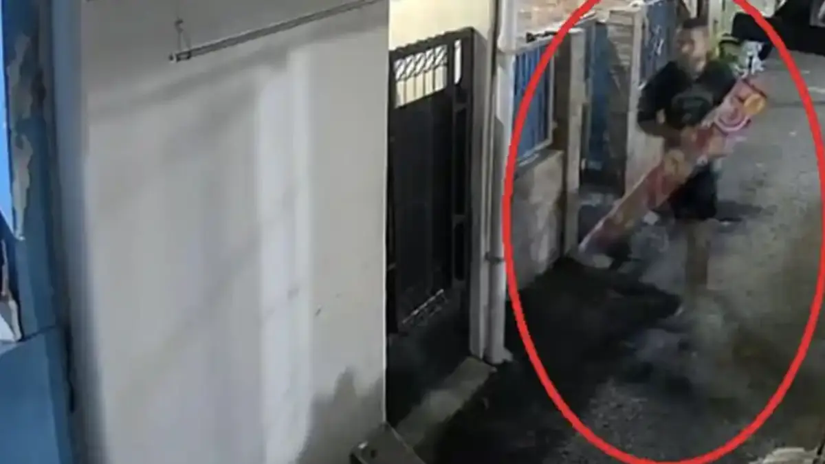 Rekaman kamera pengawas (CCTV) memperlihatkan FD (49) pelaku pembunuhan Dwhinta Anggary (37), cucu seniman Betawi legendaris Mpok Nori, saat melintas di Jalan Daman I, Kelurahan Bambu Apus, Kecamatan Cipayung, Jakarta Timur, Sabtu (21/3/2026). (Istimewa/Dok: KELUARGA/PRIBADI)