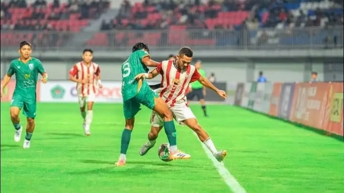 ADU SKILL: Pemain Persepam Adam Anis berduel dengan pemain Pasuruan United di laga final Liga 4 Zona Jatim di SGMRP Pamekasan, Minggu (15/2). INSTAGRAM SANS GRUP

&nbsp;