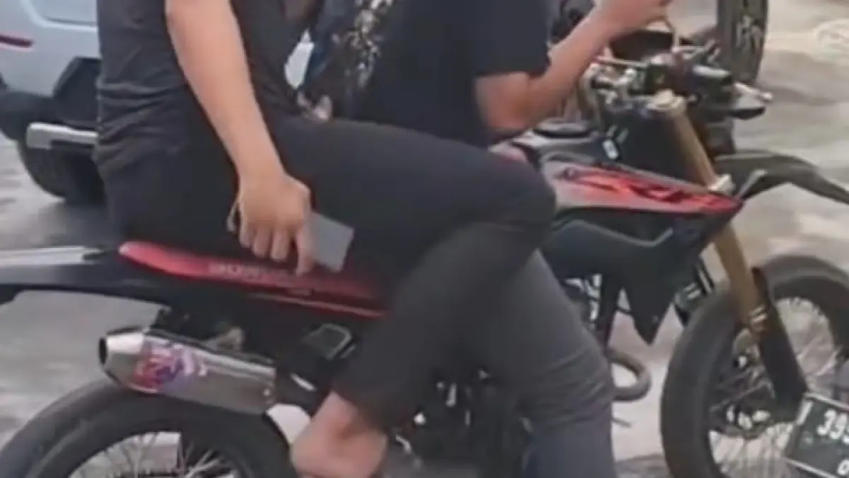 DIAMANKAN: Tim opsnal mengamankan BB motor trail di Mapolsek Kedungdung, Sampang, Kamis (19/3). HUMAS POLRES SAMPANG