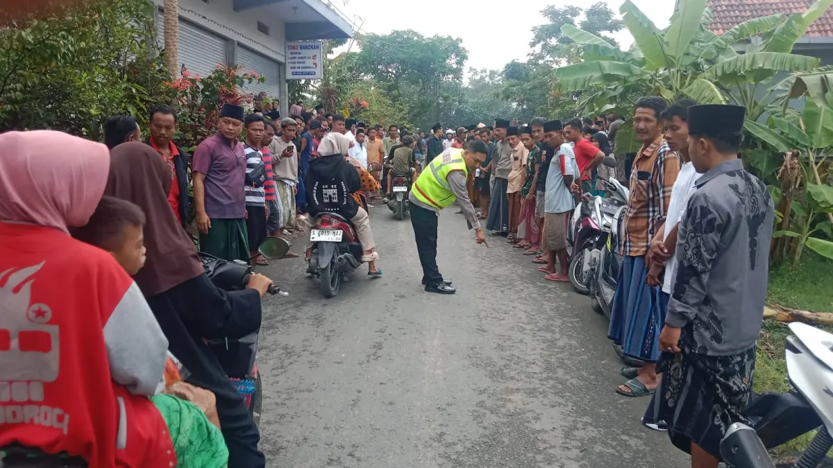 JADI TONTONAN: Anggota Satlantas Polres Sampang melakukan olah TKP laka tabrak lari di Desa Lepelle, Kecamatan Robatal, yang menyebabkan Moh. Sapik tewas, Selasa (24/3).