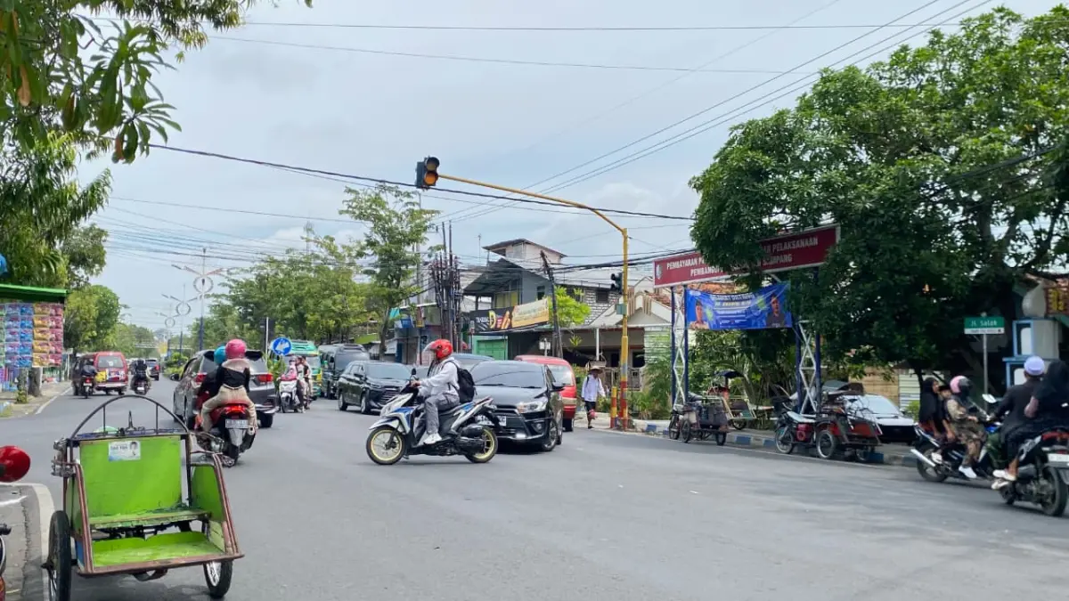 MULAI PADAT: Pengendara mulai hilir mudik di Jalan Jaksa Agung Suprapto, Selasa (24/3).&nbsp; AYU LATIFAH/JPRM

