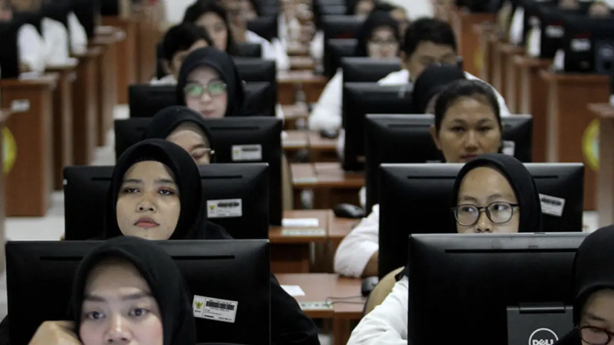 Peserta mengikuti Seleksi Kompetensi Dasar (SKD) berbasis Computer Assisted Test (CAT) untuk Calon
Pegawai Negeri Sipil (CPNS) di kantor Badan Kepegawaian Negara (BKN) Pusat, Jakarta. Bisnis/Bisnis/Arief
Hermawan P