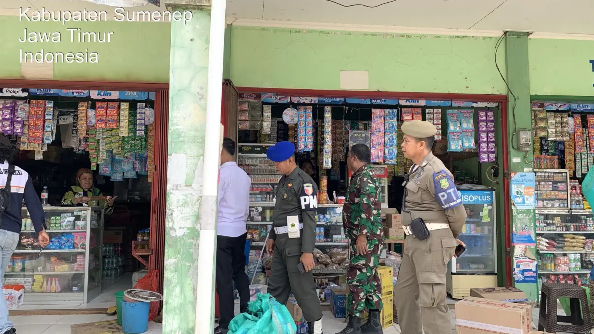 TURUN LANGSUNG: Tim gabungan saat melakukan pemantauan rokok ilegal di sejumlah toko kelontong di Sumenep pada akhir 2025. NURUS DAHRI 