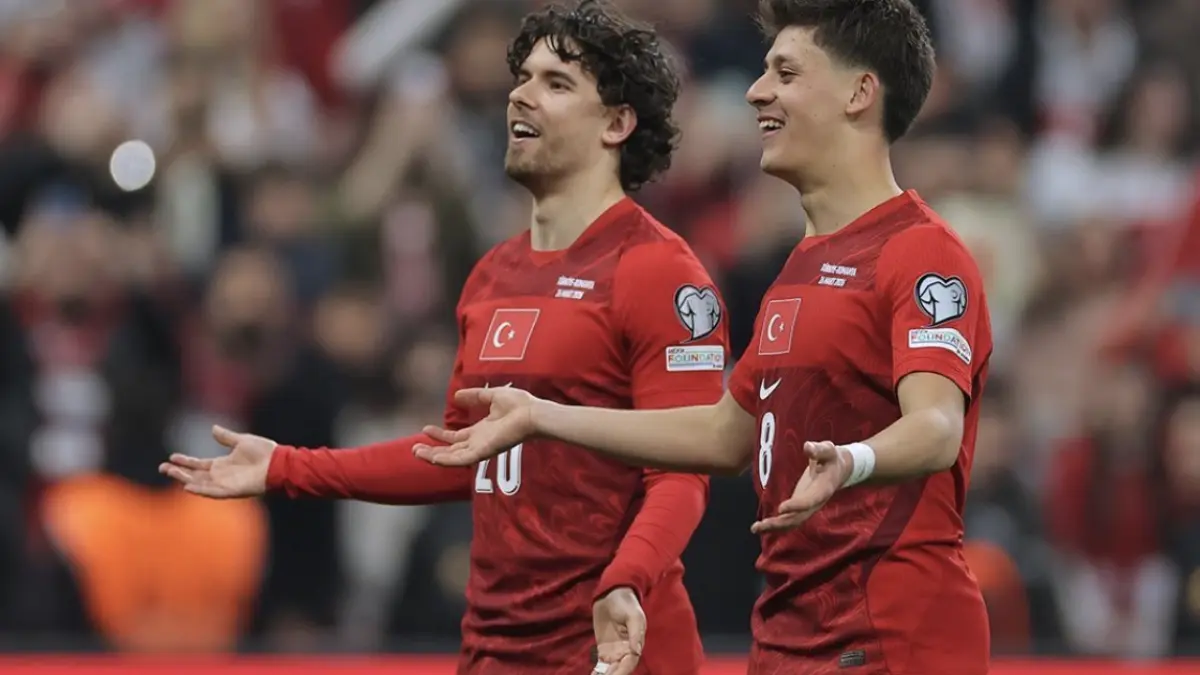 Selebrasi Ferdi Kadioglu dan Arda Guler merayakan gol ke gawang Romania di semifinal playoff Piala Dunia 2026. (c) AP
Photo