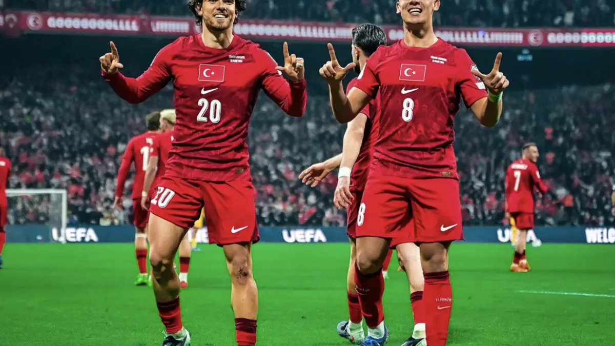 Tekuk Rumania 1-0 di Istanbul lewat gol Ferdi Kadioglu, Timnas Turki melaju ke final play-off. Akankah penantian sejak 2002 berakhir? (FIFA World Cup)