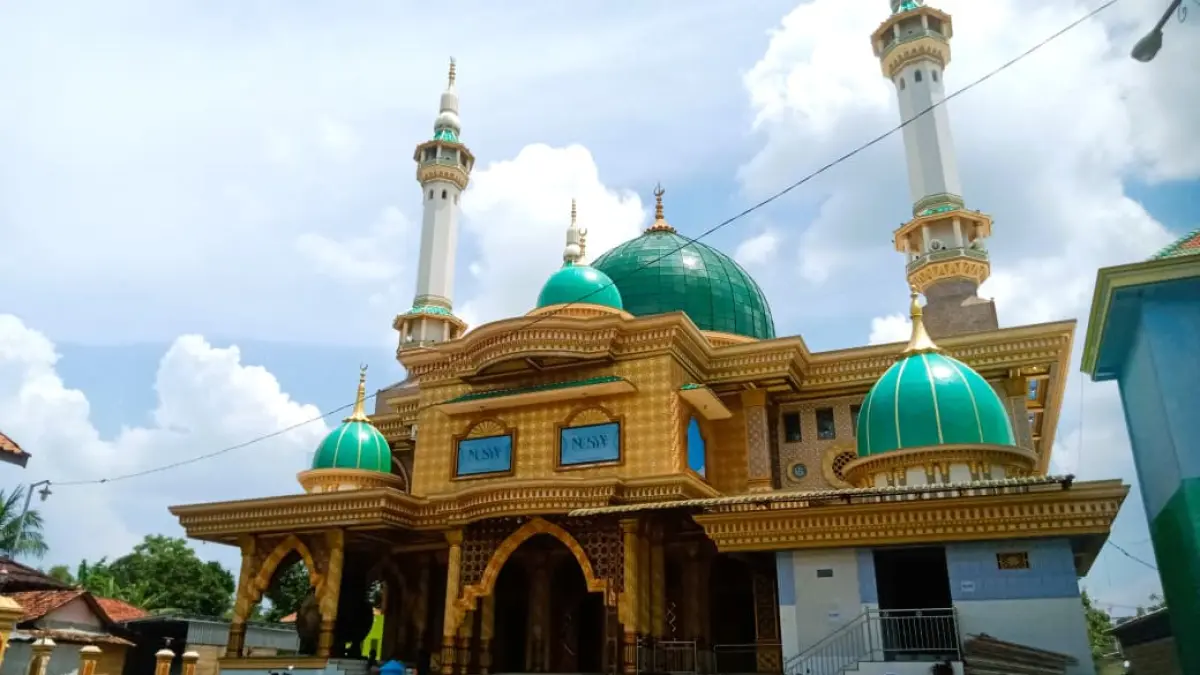 KHAS TIMUR TENGAH: Interior dan relief di Masjid Nurus Syadzili mengadopsi Masjid Nabawi.

