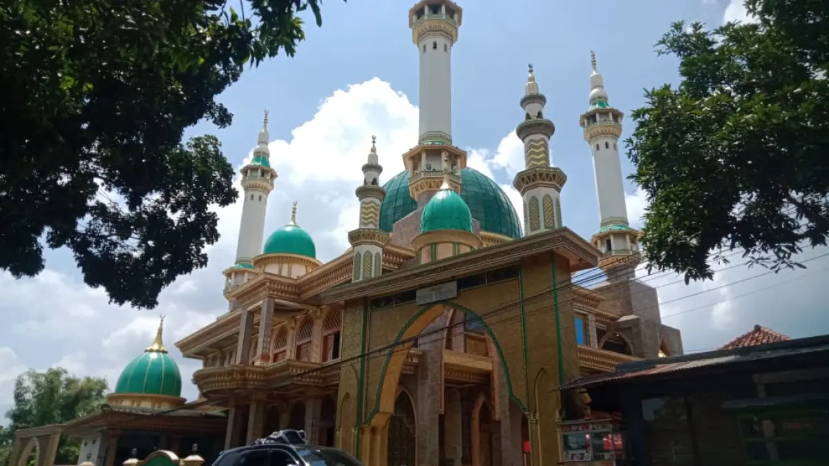 MEGAH: Masjid Nurus Syadzili tampak megah dengan kubah biru dan menara yang menjulang tinggi.