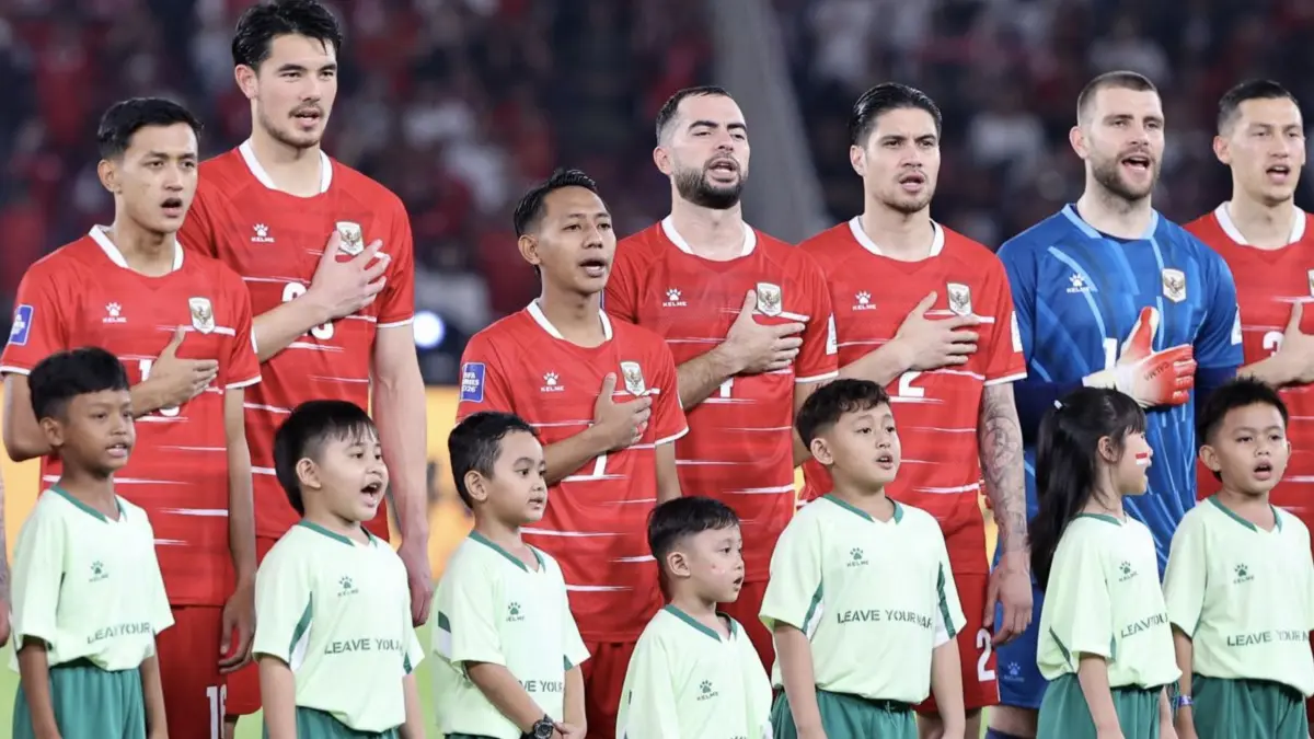 Para pemain Timnas Indonesia menyanyikan lagu kebangsaan Indonesia Raya dalam laga semifinal FIFA Series
2026 melawan St Kitts and Nevis di Stadion Utama Gelora Bung Karno (SUGBK), Senayan, Jakarta, Jumat
(27/03/2026). (Bola.com/M ląbal Ichsan)