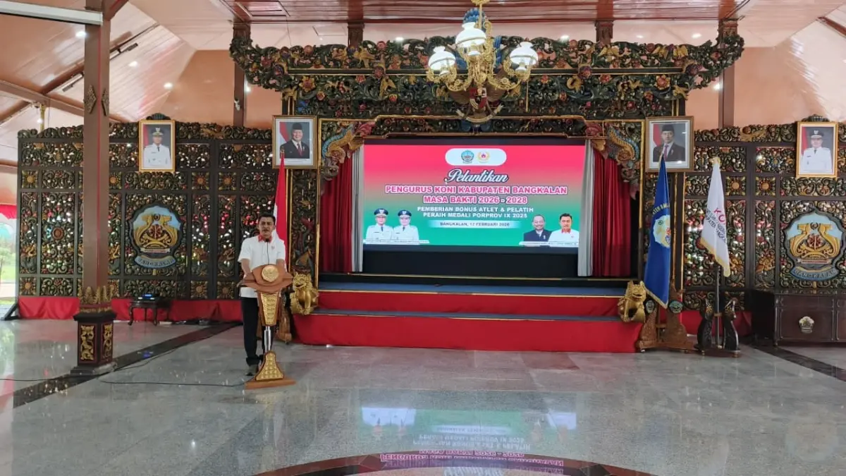 BERWIBAWA: Ketum KONI Kabupaten Bangkalan Tajul memberikan sambutan dalam acara pelantikan di Pendopo Agung, Selasa (17/2).&nbsp; TAJUL ANWAR&nbsp;