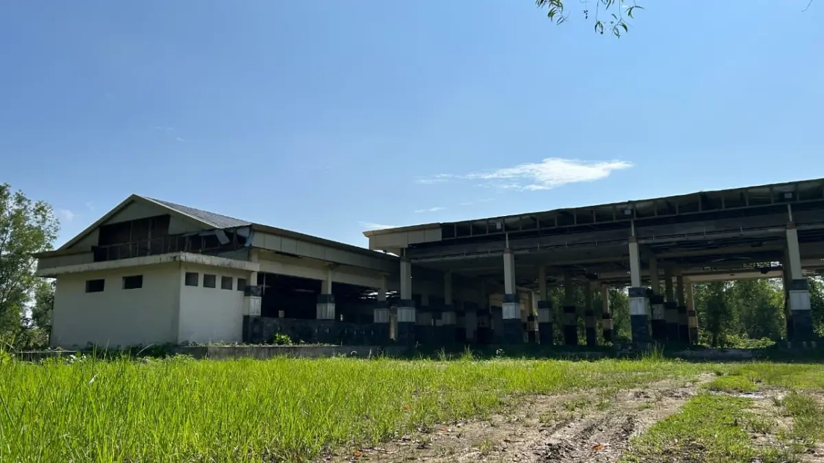 DIPROYEKSIKAN JADI TPST: Bangunan terminal tipe A di Desa Masaran, Kecamatan Tragah, Bangkalan tanpa aktivitas, Minggu (29/3).&nbsp;VIVIN AGUSTIN HARTONO/JPRM