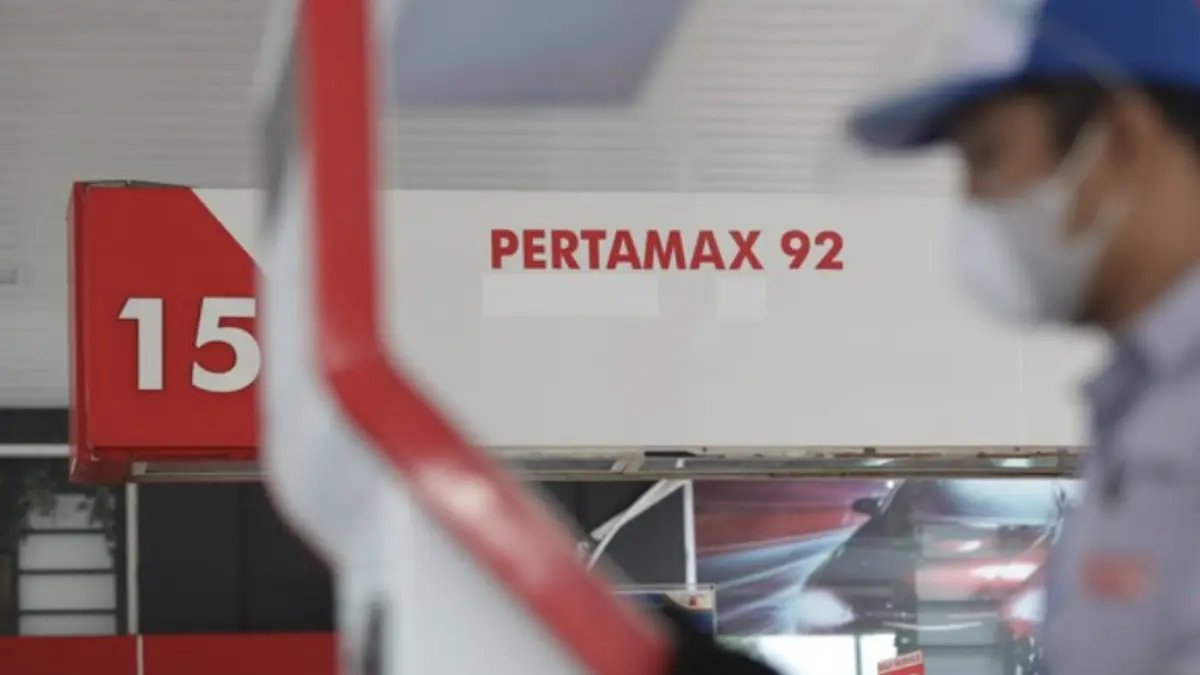 PT Pertamina (Persero) membantah kabar viral harga bahan bakar minyak (BBM) non subsidi, Pertamax hingga Pertamina Dex,
bakal naik drastis mulai 1 April. Ilustrasi. (CNN Indonesia/Safir Makki).
