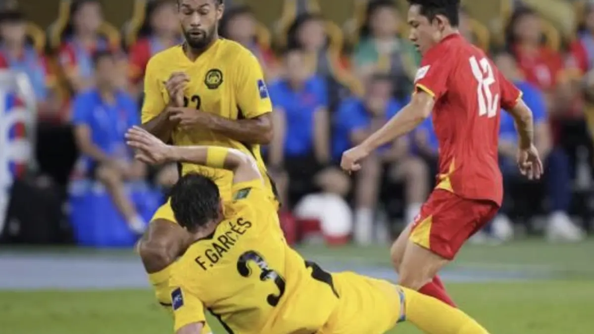 Pemain Vietnam Nguyen Hai Long (kanan) berebut bola dengan pemain Malaysia Facundo Tomas Garces dalam pertandingan kualifikasi Piala Asia
AFC Grup F antara Malaysia dan Vietnam di Stadion Nasional Bukit Jalil, Kuala Lumpur, Malaysia, Selasa, 10 Juni 2025. (Sumber: Foto AP/Vincent Thian)