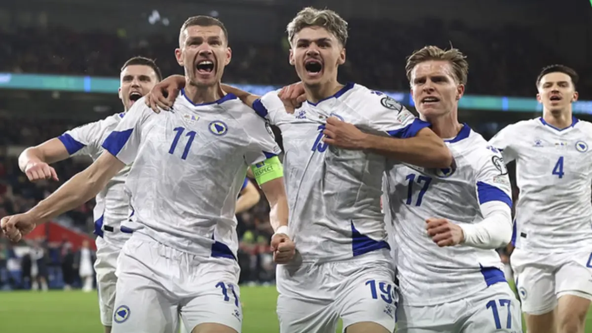 Para pemain timnas Bosnia dan Herzegovina melakukan selebrasi usai menang adu penalti atas timnas Italia di laga
playoff Piala Dunia 2026.(X @FIFAWorldCup)