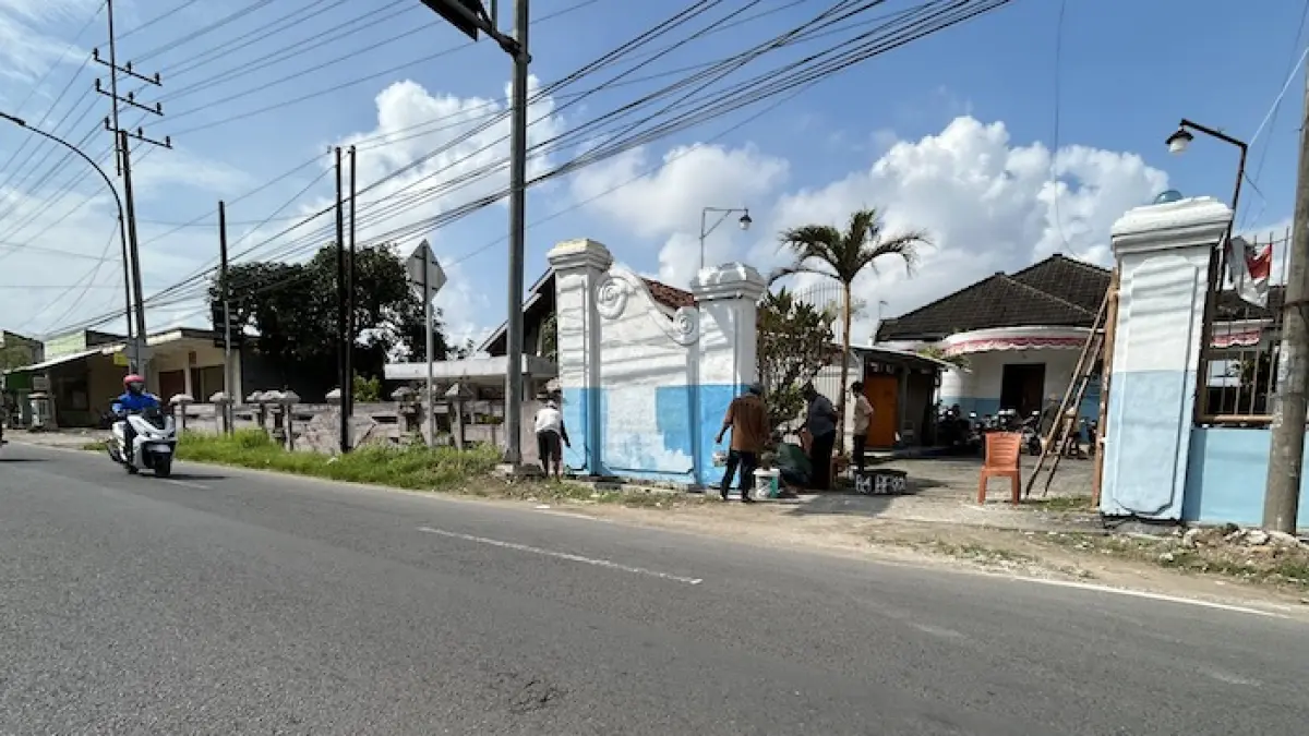 BELUM BEROPERASI: Pekerja tengah mengecat gedung satuan pelayanan pemenuhan gizi (SPPG) di Kecamatan Burneh, Senin (30/3). (VIVIN AGUSTIN HARTONO/JPRM)