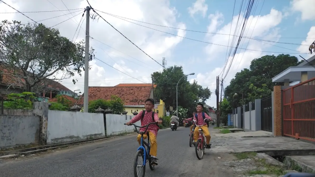 GENERASI EMAS: Siswa SDN Mlajah 2 pulang sekolah di Jalan Nusa Indah, Kelurahan Mlajah, Kecamatan Kota Bangkalan, Kamis (2/4). (VIVIN AGUSTIN HARTONO/JPRM)