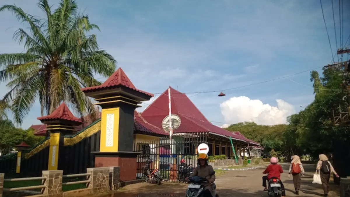 PEGAWAI: ASN&nbsp;keluar kompleks kantor Pemkab Bangkalan, Kamis (2/4). (YUSRIL DENNY MAHENDARTO/JPRM)