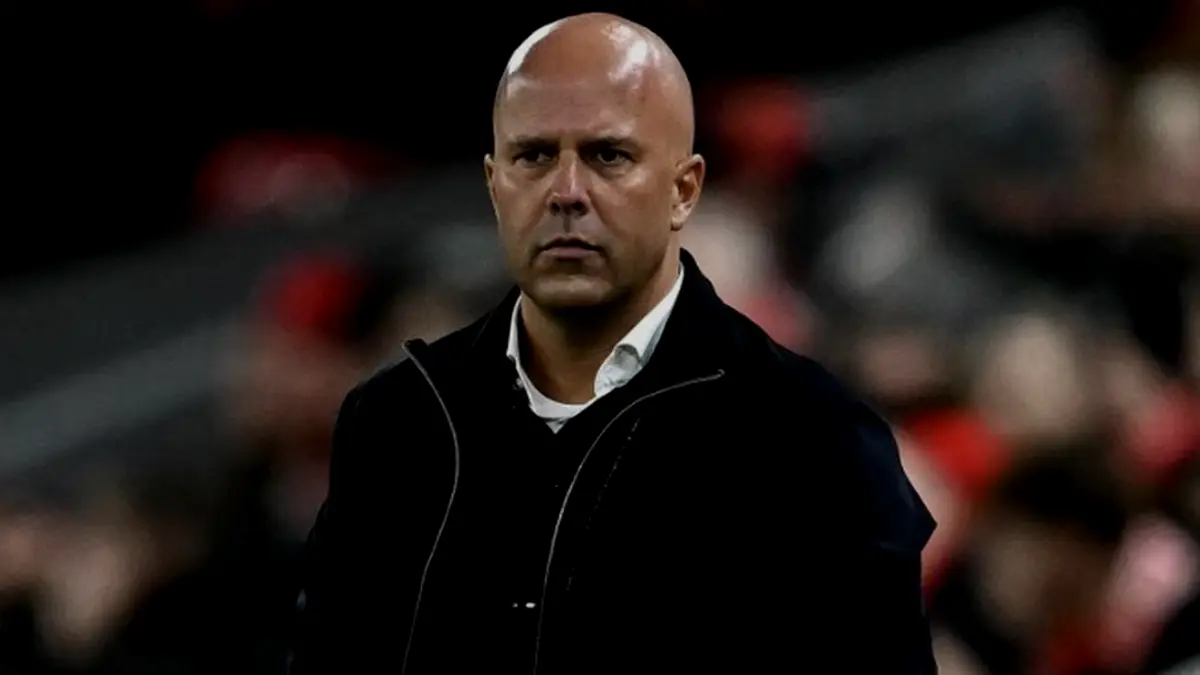 Pelatih Liverpool, Arne Slot, menyaksikan timnya tertinggal 0-3 saat menghadapi Crystal Palace di Anfield pada laga Piala Liga (Carabao
Cup) Inggris pada 29 Oktober 2025. (AFP/PAUL ELLIS)