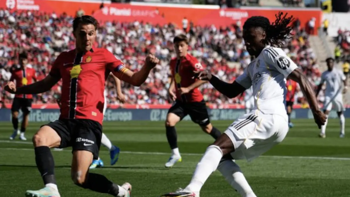 Pemain Mallorca, Martin Valjent, menjaga pergerakan pemain Real Madrid, Eduardo Camavinga dalam pertandingan La
Liga, Sabtu (4/4/2026). (c) AP Photo/Jose Breton