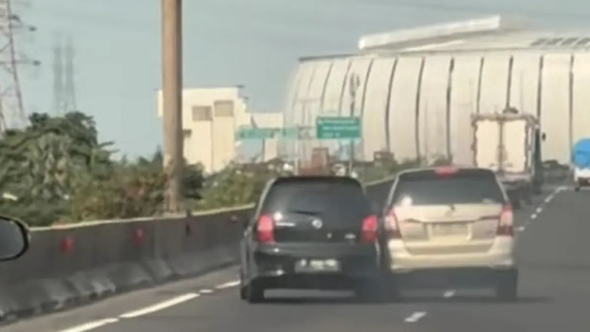 Video viral dua pengemudi adu bodi di tol akses Pelabuhan arah Priok. (Dok. Instagram @jakarta.terkini)