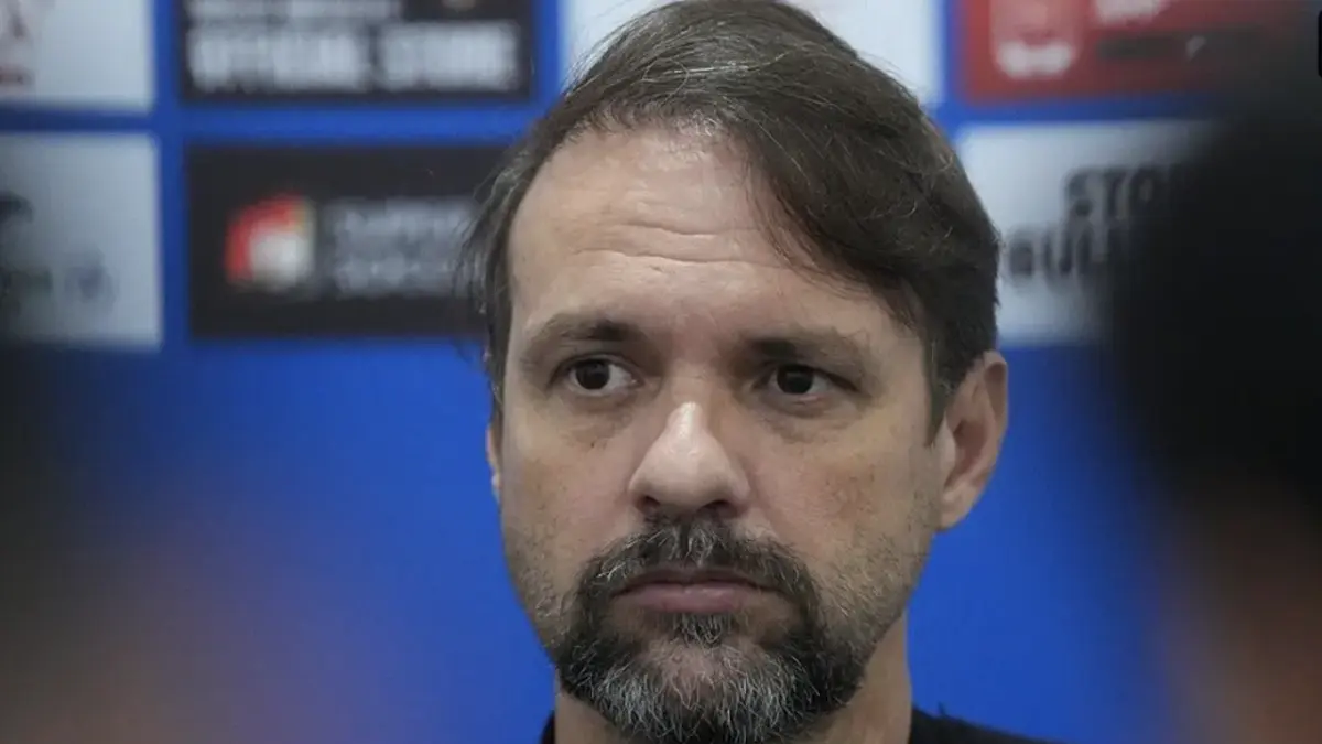 Pelatih Persija Jakarta, Mauricio Souza, menyesalkan kartu merah Jordi Amat hingga timnya kalah dari Bhayangkara FC. (Foto: Dok. Persija)