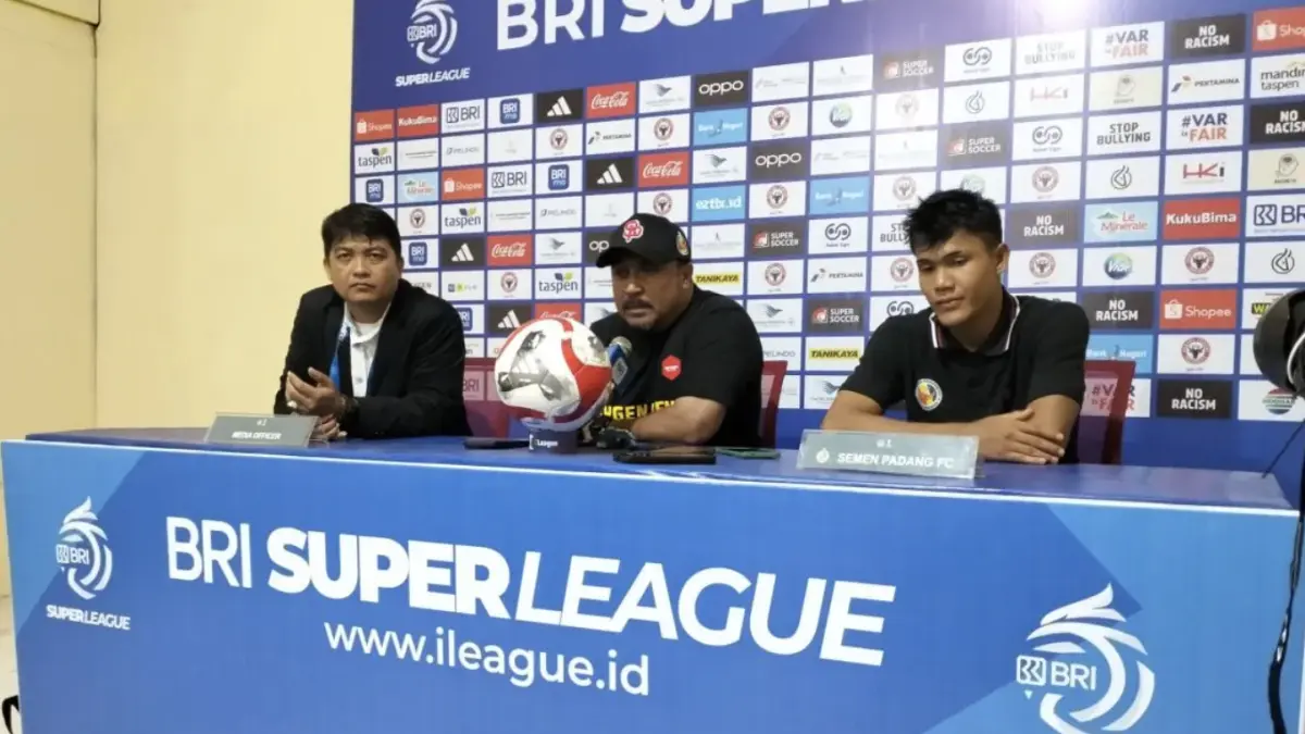 pelatih Semen Padang FC Imran Nahumarury (tengah) memberikan keterangan pers di Padang,
Mindau (5/4/2026). ANTARA/Muhammad Zulfikar