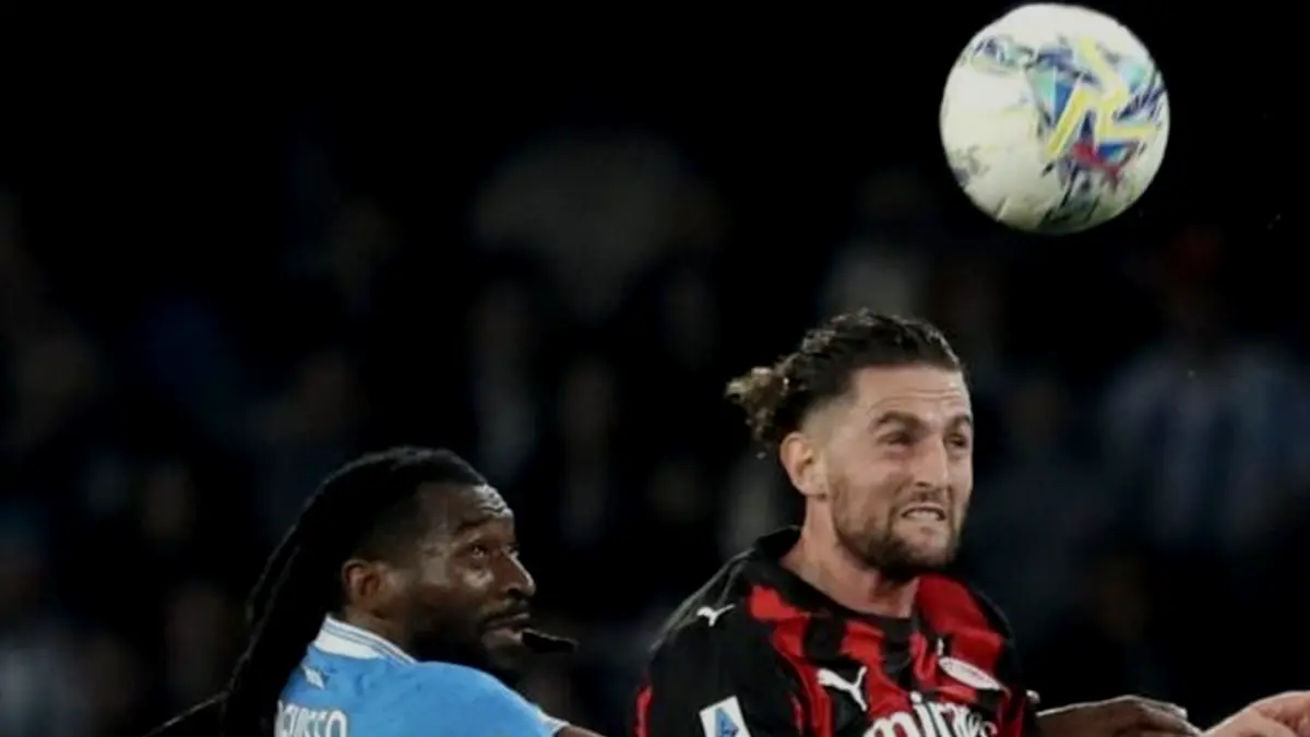 Adrien Rabiot (kanan) dan Andre-Frank Zambo Anguissa (kiri) berduel udara dalam pertandingan sepak bola Serie A Liga Italia antara SSC
Napoli vs AC Milan di Stadion Diego Armando Maradona di Naples pada 6 April 2026. (Foto oleh CARLO HERMANN / AFP) (AFP/CARLO HERMANN)