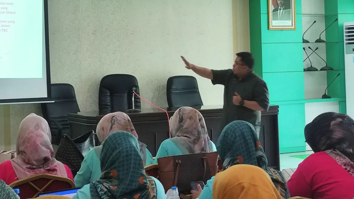 BERI PENJELASAN: Moch. Syaiful Rizal, District Coordinator (DC) program FCSDS, saat memaparkan strategi percepatan penemuan kasus tuberkulosis (TB) dalam kegiatan sosialisasi di Dinas Kesehatan Kabupaten Bangkalan, Selasa (7/4). Program ini menitikberatkan pada pendekatan jemput bola dan pemanfaatan teknologi untuk menekan angka penularan TB di wilayah Kabupaten Bangkalan.
