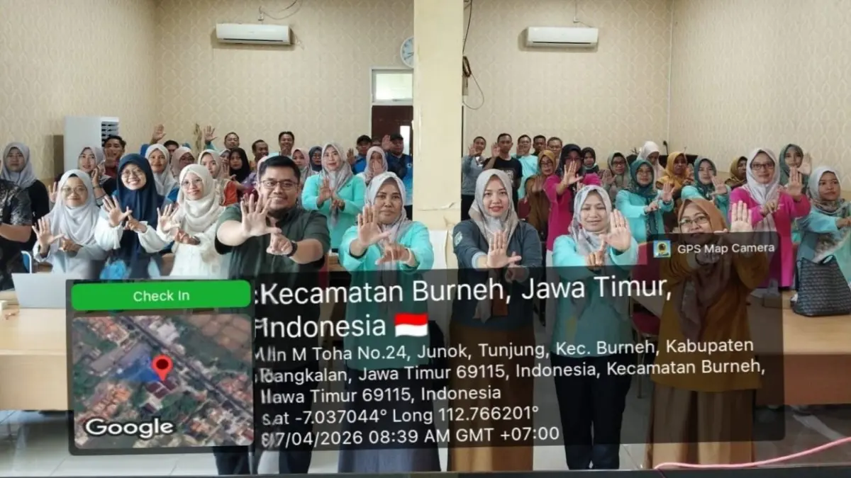 Foto bersama dan Salam TOSS TB Kepala puskesmas dan penanggung jawab (PJ) TB se-Kabupaten Bangkalan. 