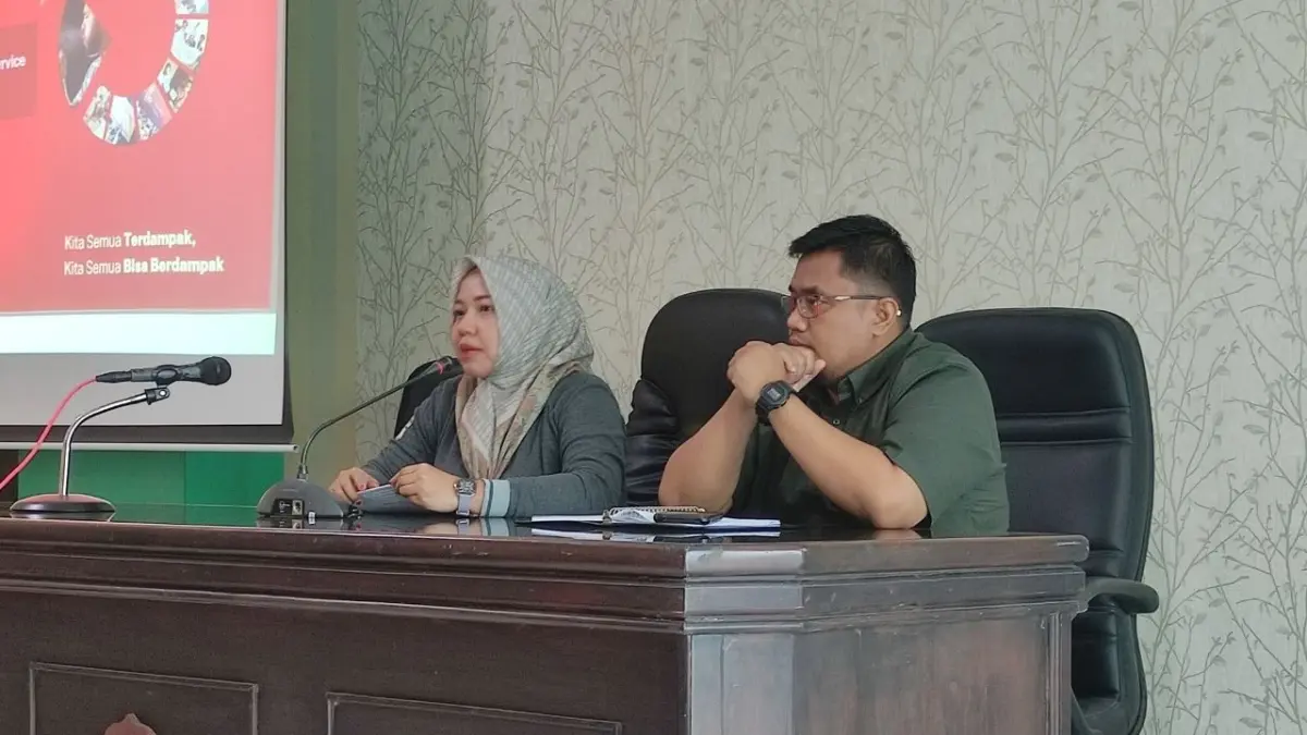 Kepala Bidang Pencegahan dan Pengendalian Penyakit (P2PM) Dinkes Bangkalan, dr. Wiwid Mayasari bersama Moch. Syaiful Rizal, District Coordinator (DC) program FCSDS.