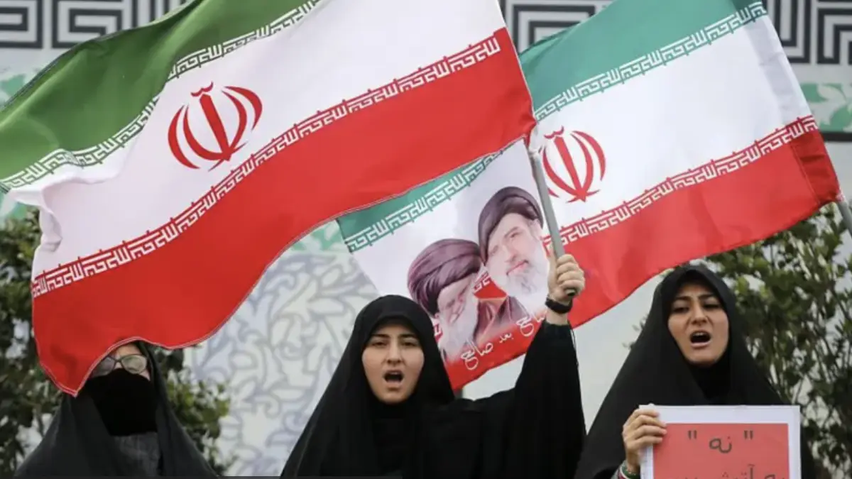 Sejumlah orang berkumpul di Lapangan Revolusi, Teheran, setelah AS dan Iran melakukan gencatan senjata, 8 April 2026.- FATEMEH BAHRAMI/ANADOLU VIA GETTY IMAGES