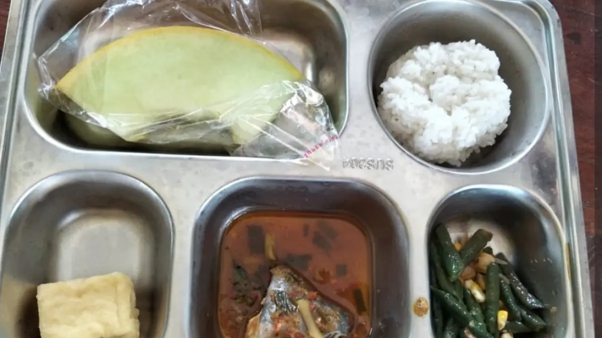 MINIMALIS: Penampakan ulat pada menu MBG yang disalurkan oleh SPPG Yayasan Al Baihaqy Bates, Kecamatan Blega, Bangkalan,&nbsp;Kamis (9/4). (ISTIMEWA)