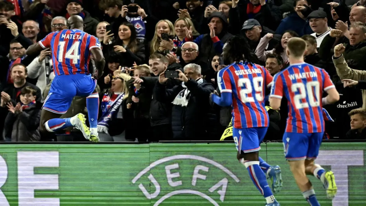Penyerang Crystal Palace Jean-Philippe Mateta (kiri) melakukan selebrasi usai mencetak gol ke gawang Fiorentina di
laga leg pertama perempat final Liga Konferensi.(AFP/BEN STANSALL)