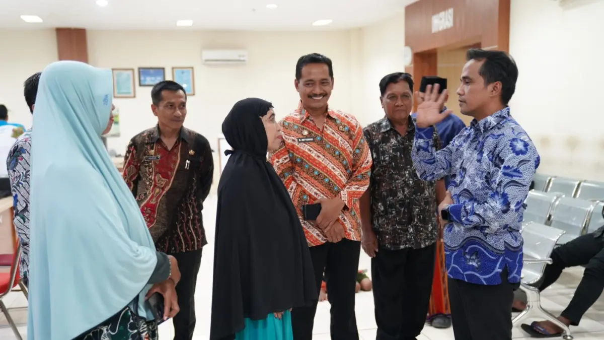 RESPONSIF: Bupati Bangkalan Lukman Hakim berdialog interaktif dengan warga saat meninjau pelayanan di MPP Kamis (9/4). (PROKOPIM UNTUK JPRM)