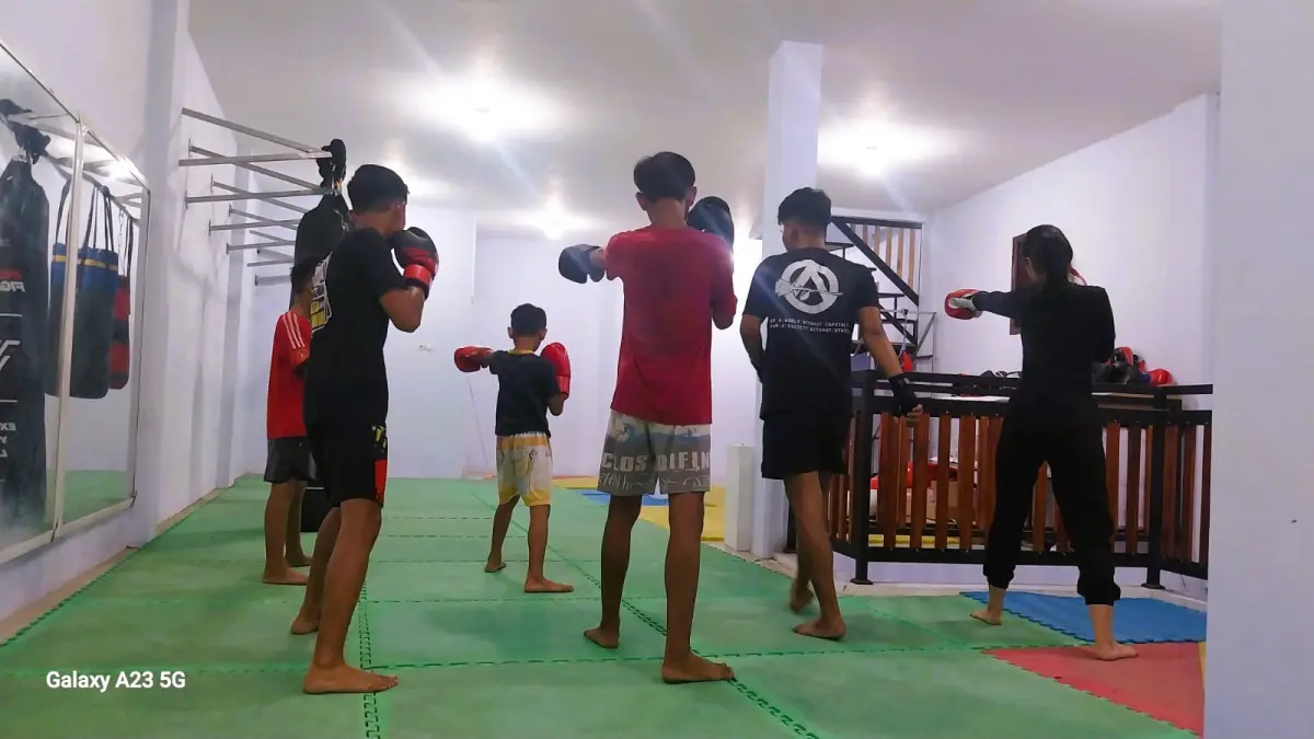 SEMANGAT: Atlet kickboxing melakukan latihan di kantor KBI Bangkalan Minggu&nbsp; (11/1). (KBI BANGKALAN)