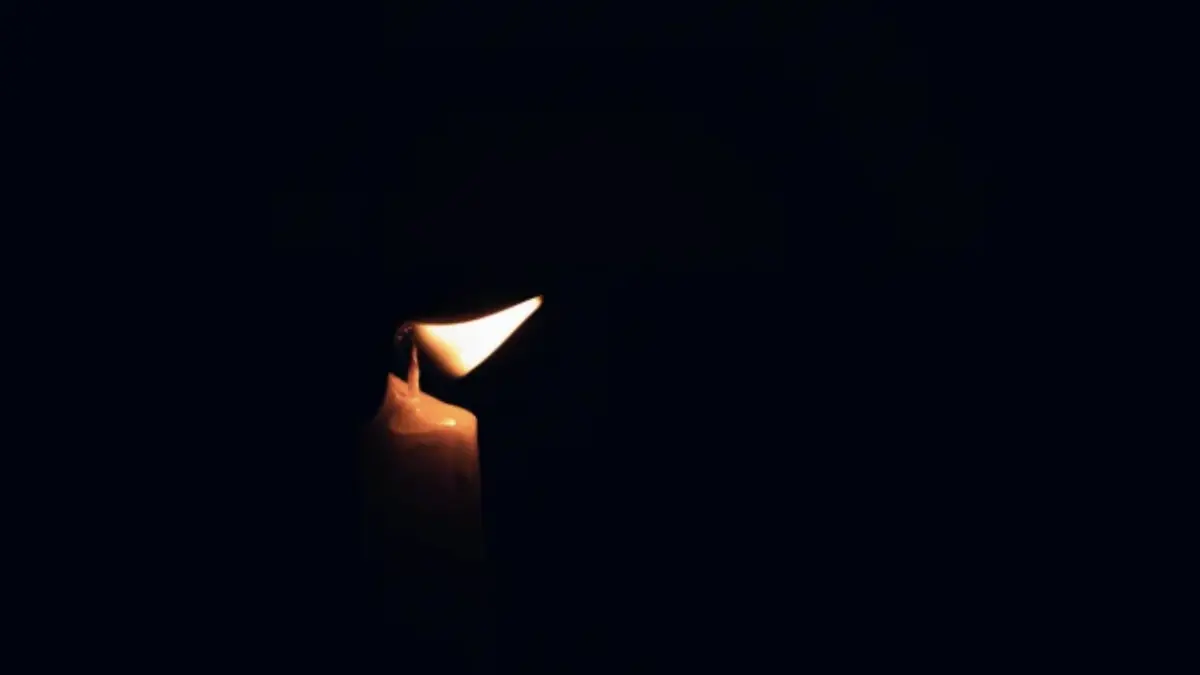 Ilustrasi nyala lilin saat gelap. (Foto: Nothing Ahead/pexels)
