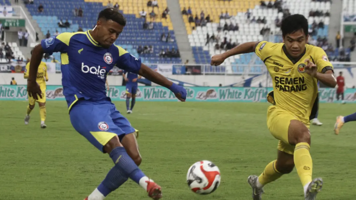 Pesepak bola Arema FC Gabriel Silva Costa (kiri).(Antara)