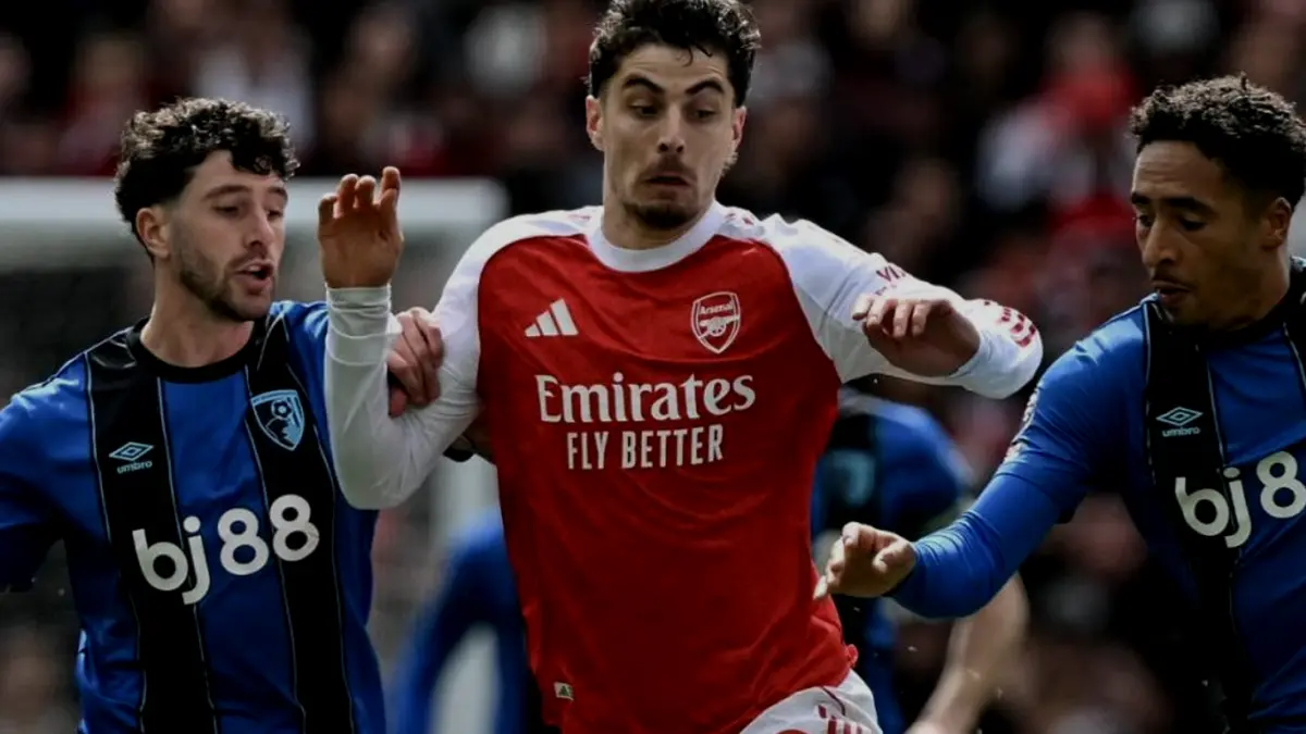 Kai Havertz (tengah) diapit Marcos Senesi (L) dan James Hill dalam pertandingan sepak bola Liga Inggris antara Arsenal vs Bournemouth
di Stadion Emirates di London pada 11 April 2026. (Foto oleh Glyn KIRK / AFP) (AFP/GLYN KIRK)