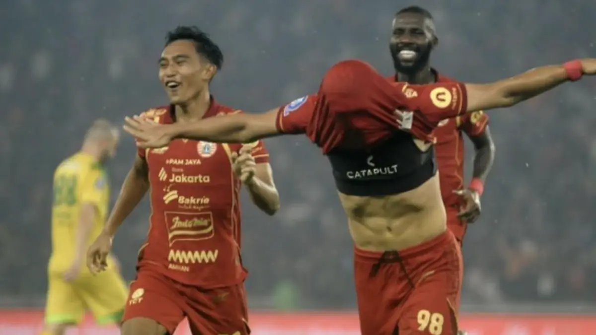 Selebrasi striker Persija Jakarta Eksel Runtukahu usai cetak gol ke gawang Persebaya Surabaya. (CNNIndonesia/Mundri
Winanto)