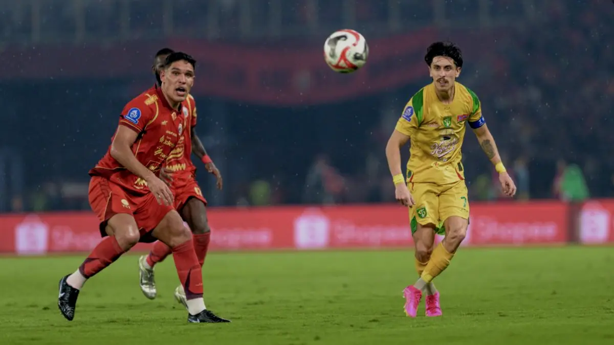 Van Basty Sousa (kiri) membayangi Francisco Rivera dalam laga pekan ke-27 Super League 2025-2026 Persija vs Persebaya di Stadion
Utama Gelora Bung Karno, Sabtu (11/4/2026). (Dok. Persebaya)