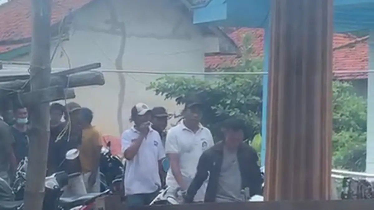 DIBORGOL: Aparat menggiring sejumlah orang yang diduga terlibat judi sabung ayam di Desa Gebang, Kecamatan Bangkalan, Jumat (10/4). ISTIMEWA&nbsp;