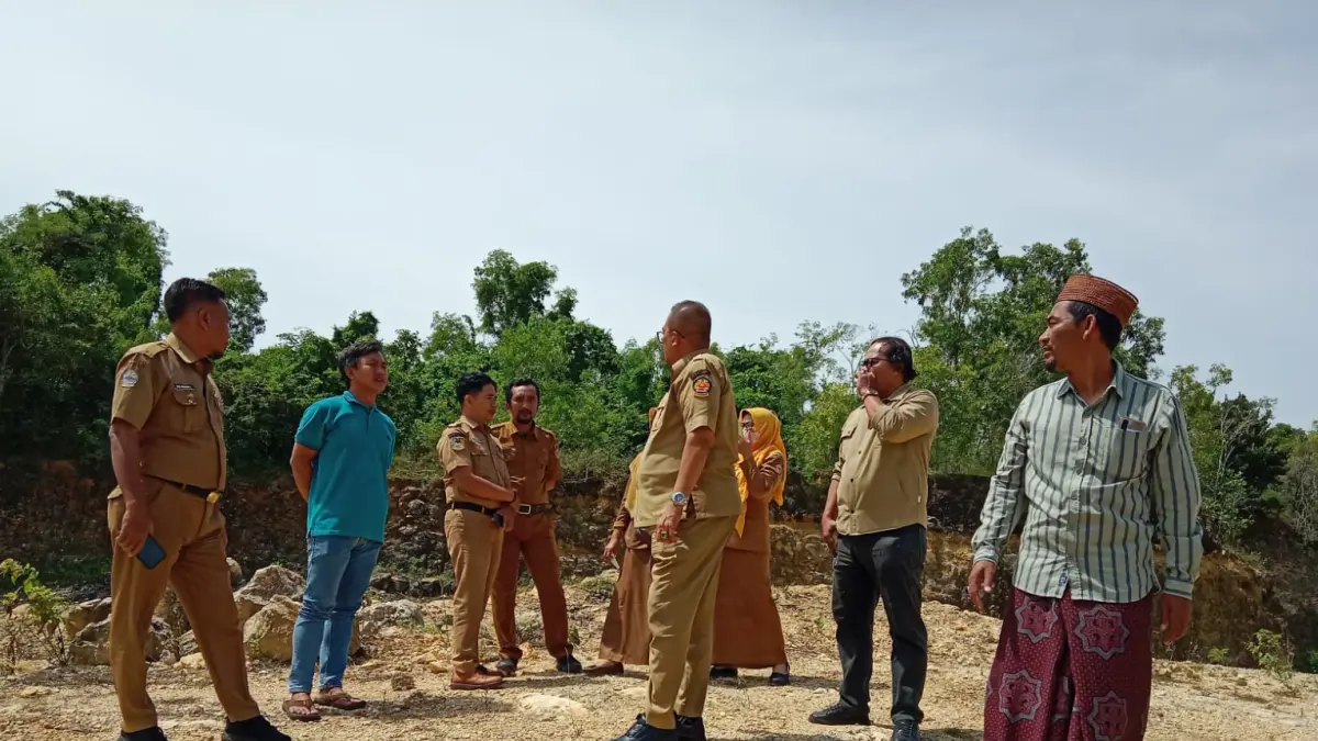 PANTAU LANGSUNG: Plt Kepala DLH Bangkalan Achmad Siddiq meninjau lahan TPA di Desa Ombul, Kecamatan Sepulu, Selasa (6/1).