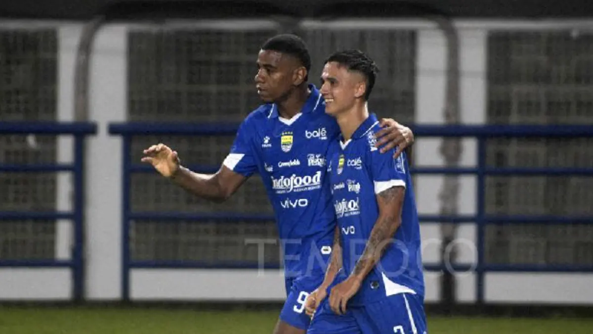 Pemain Persib Bandung Eliano Reijnders (kanan) melakukan selebrasi bersama rekannya setelah
mencetak gol ke gawang Bali United dalam laga BRI Super League di Stadion Gelora Bandung
Lautan Api, Bandung, Jawa Barat, 12 April 2026. Tempo/Prima Mulia