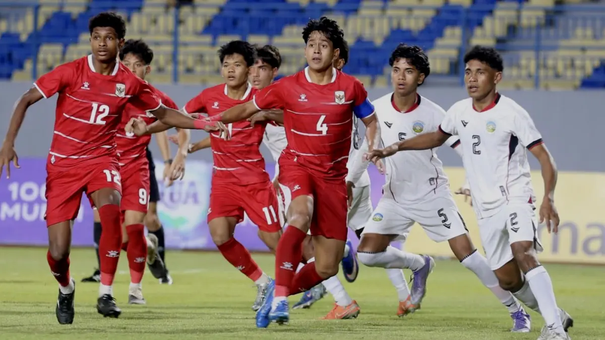Pemain timnas u17 Indonesia Putu Ekayana dan Peres Awkila Tjoe bersiap untuk menerima tendangan pojok saat laga pertama babak
penyisihan Grup A ASEAN U17 Championship 2026 melawan Timor Leste yang berakhir dengan skor 4-0 di Stadion Joko Samudro Gresik,
Jawa Timur, Senin (13/4/2026) malam. (KOMPAS.COM/SUCI RAHAYU)